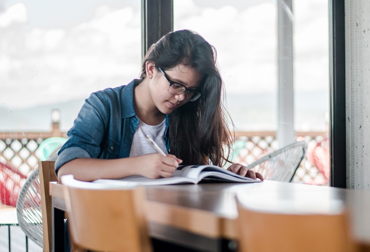 girl-studying